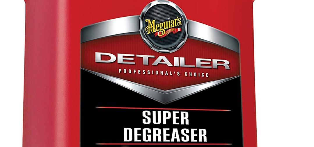 Le Meguiar's Super Degreaser (aussi appelé SD) est un produit super concentré et très efficace pour dégraisser tous les supports : flanc des pneus, joints en caotchou, passages de roues, baie moteur