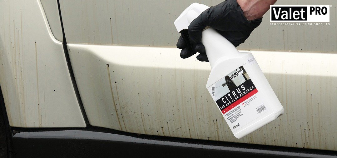 Le Citrus Tar & Glue remover est un produit anti goudron très puissant, parfait pour la carrosserie et les jantes