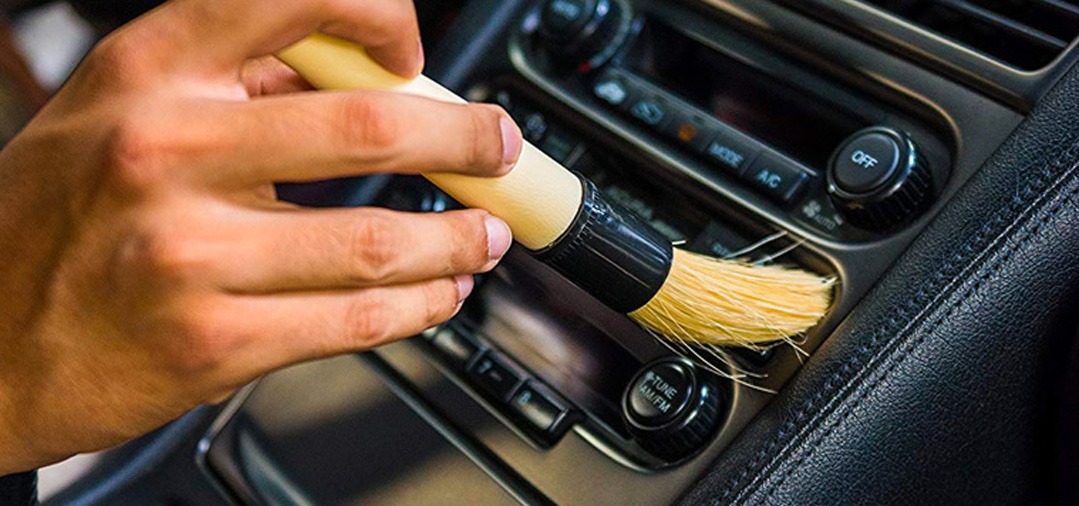 S'équiper pour faire un nettoyage intérieur de voiture