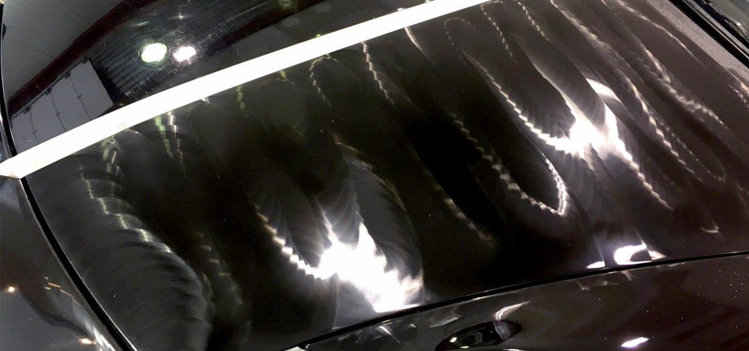 L'application de la cire de carnauba à l'aide d'une machine comme une polisseuse Dual Action permet une répartition très uniforme et vous fait gagner du temps