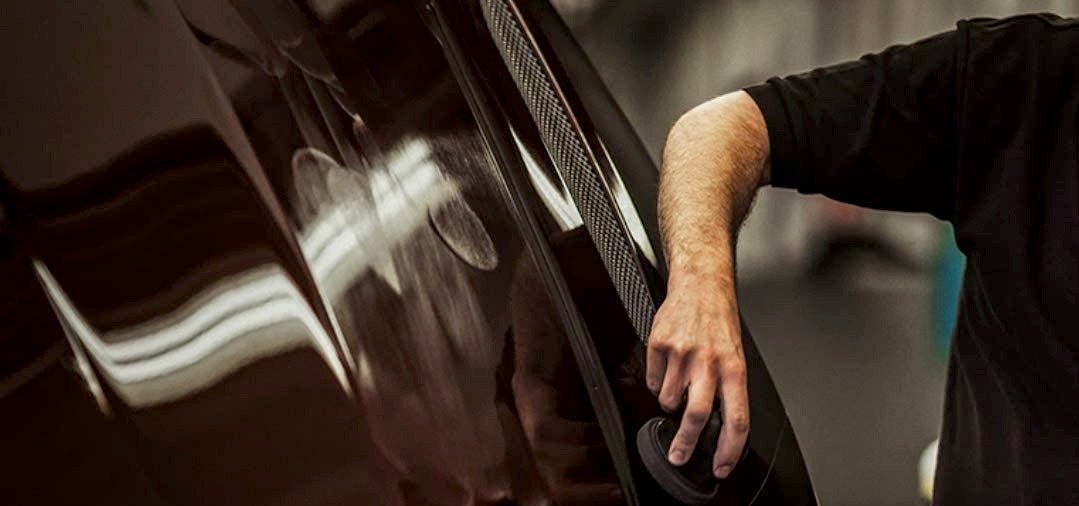 Comment appliquer une couche de cire de carnauba ? étalez la cire avec votre PAD et laissez le glisser