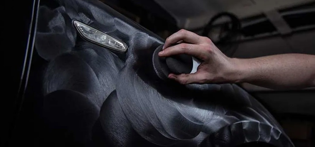 L'application de la cire de carnauba à l'aide de l'applicateur MATE d'AutoFinesse