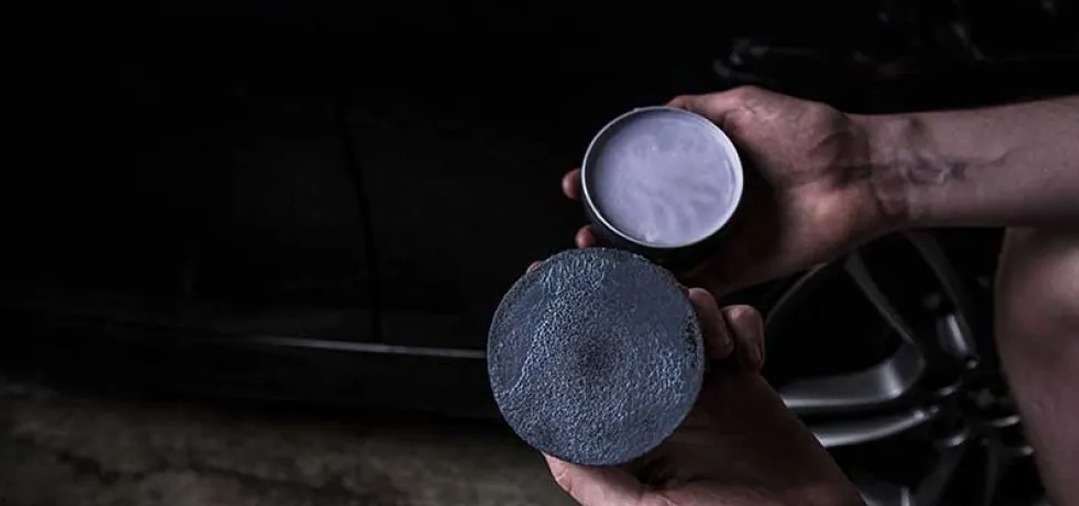 La cire une fois appliquée sur le PAD en mousse est très facile à appliquer, il en faut très peu pour un panneau complet