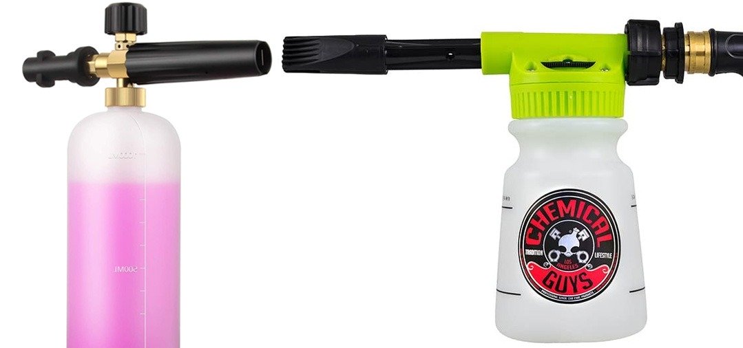 Cette photo vous montre une FOAM LANCE à gauche et un FOAM GUN à droite