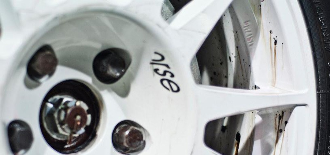 Sur cette jante blanche la présence de goudron est très visible. Avec un produit dégoudronnant de Detailing, le goudron part facilement.