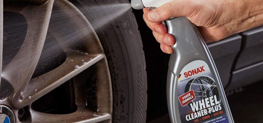 Le Sonax Xtrem Wheel Cleaner Plus s'applique directement sur les jantes encore sèches