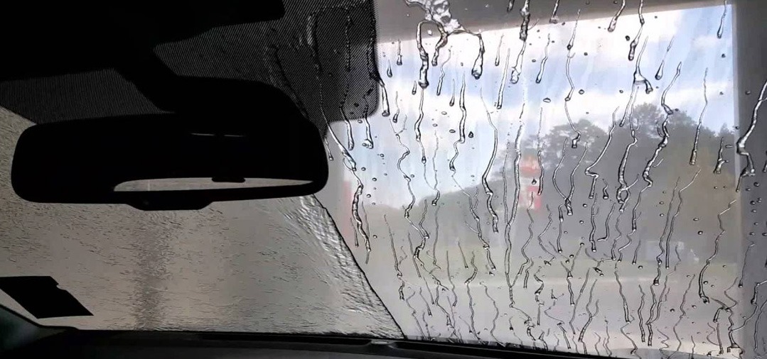 Quel traitement anti-pluie choisir pour le pare-brise de votre voiture ? -  Rs Detailing